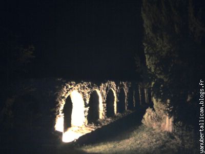 VIADUC ou ETAIT ACHEMINE L'EAU jusqu'à un BASSIN pour faire le linge